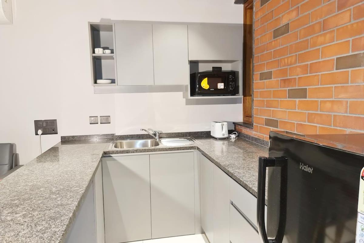 Apt# One-Four-Two - With Lift - High Speed Wifi - Smart Tv Nové Dillí Exteriér fotografie